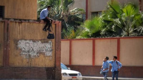 جارٍ ملاحقة الهارب.. تفاصيل اقتحام مواطن مدرسة واعتدائه على المعلمات بخرطوم وشومة