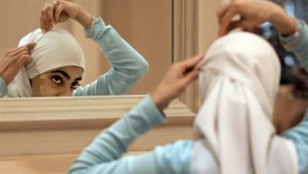 الإفتاء تحسم الجدل.. ما هي حدود الرجل في فرض الحجاب على زوجته ؟