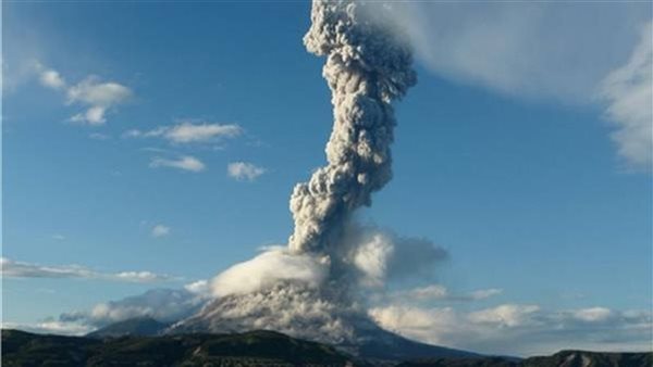 كأنها نهاية العالم.. لحظة ثوران بركان جبل آسو باليابان | فيديو