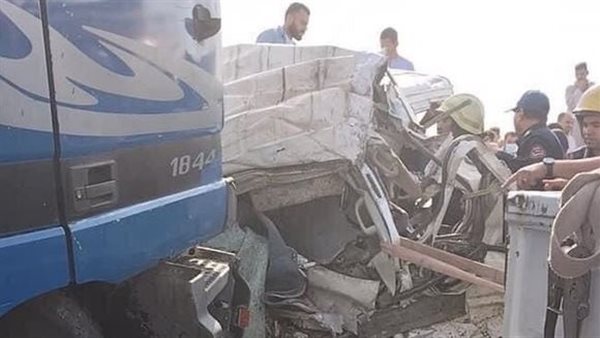 كل الركاب ماتوا.. تفاصيل صادمة في دهس تريلا لـ ميكروباص على الدائري الأوسطي |شاهد