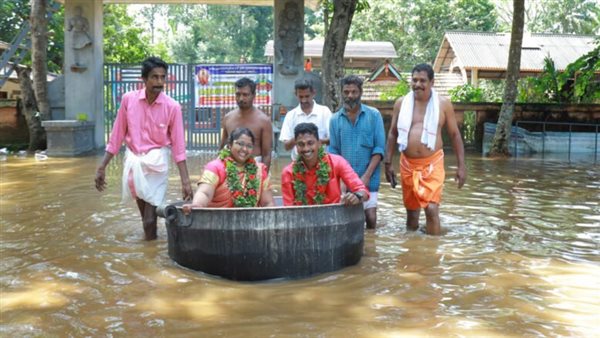 بسبب الفيضانات.. حكاية زواج داخل حلة طبخ عملاقة | فيديو