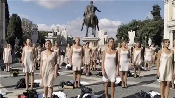 لن تتوقع ما فعلوه..احتجاجات لمضيفات الطيران بالملابس الداخلية في روما | فيديو