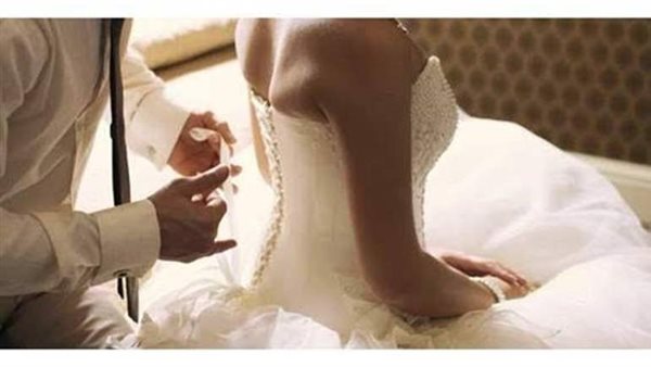 دماء على الفستان الأبيض.. عريس يضرب زوجته حتى الموت في ليلة الزفاف 