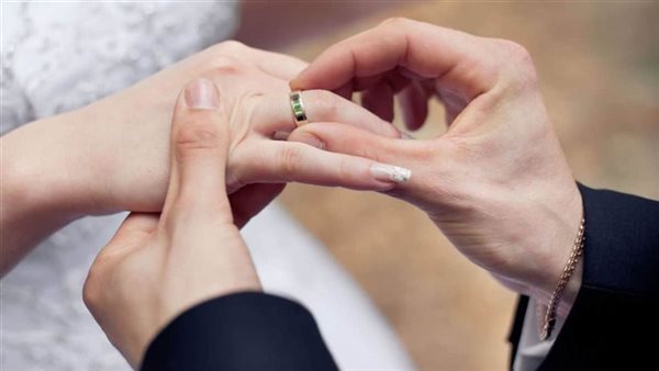 تزوج 33 مرة في عامين وكله لوجه الله.. شاب يعلن نفسه محللًا شرعيًا لرد المطلقات | فيديو