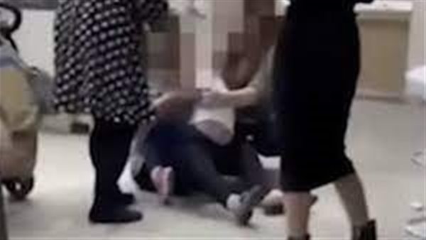  صرخات مؤلمة.. أشخاص يقيدون فتاة لثقب أذنها داخل مول شهير | شاهد