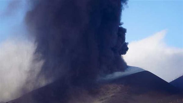 بعد موجة التحذيرات.. هل يصل بركان لابالما إلى مصر اليوم؟