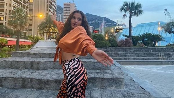 طالعة لمين؟..جنا عمرو دياب تثير الجدل مجددا بصور وحركة خادشة للحياء | شاهد 