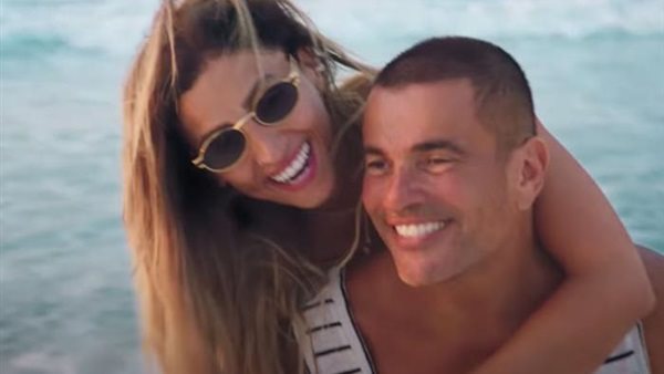  فلتت مني..دينا الشربيني ترد على رسالة عمرو دياب