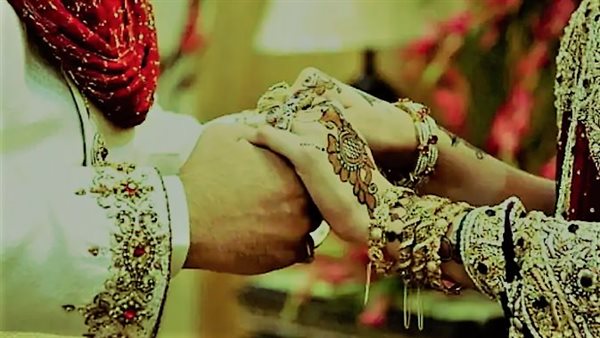 بعد شهرين من الزواج.. رجل يبيع زوجته ليشتري هاتفا حديثا