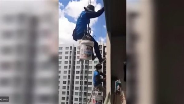 اتعلقوا في الجو..سيدة بلا قلب تقطع حبل الأمان عن عاملين أثناء طلاء برج شاهق | فيديو 
