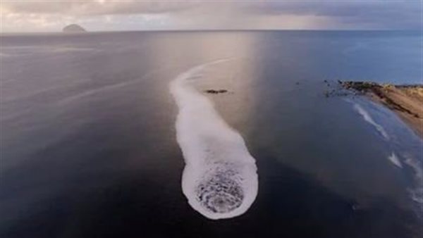 لقطات لا تصدق.. دوامة عملاقة تثير الرعب بعد ظهورها فجأة في البحر | شاهد