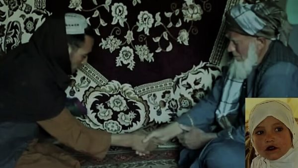 هذه عروسك ولا تضربها.. لحظة مؤلمة لأب أفغاني يبيع ابنته لرجل عجوز مقابل الطعام | فيديو