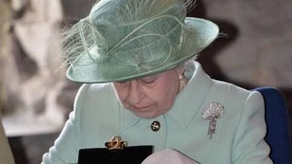 إشارات ورموز مشفرة..أسرار مثيرة عن حقيبة إليزابيث السوداء