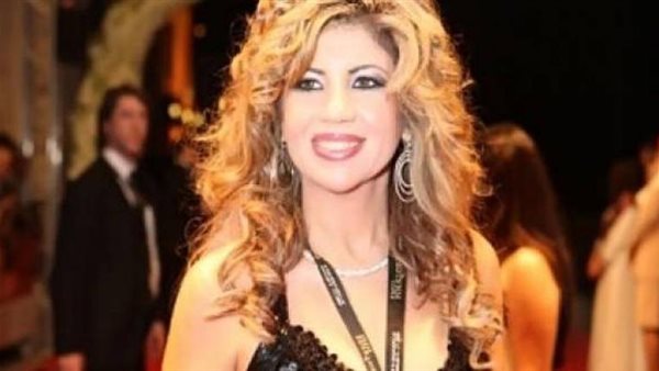 الجمهور: تجميل ولا فيلر؟.. بوسي شلبي تخطف الأنظار بـ لوك جديد | شاهد