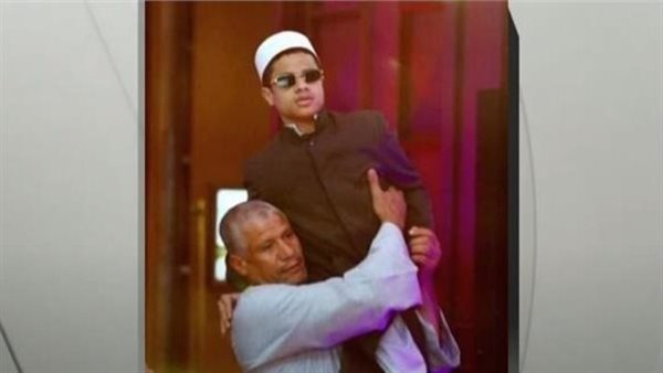 السوشيال ميديا تحتفي..أب يحمل ابنه فوق أكتافه لتكريمه في منحة المكفوفين