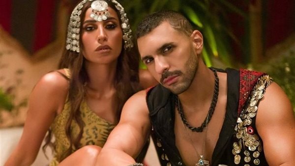 رقص وتبادل نظرات..دينا الشربيني وحسن أبو الروس يثيران الجدل | فيديو