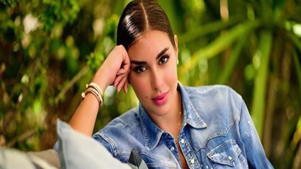 شاهد..ياسمين صبري تظهر بالحجاب داخل أحد المساجد 