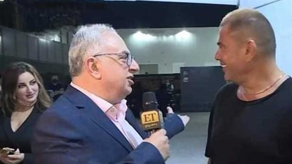 من تكون؟.. الكشف عن هوية معجبة عمرو دياب الغامضة التي شغلت جمهوره | فيديو