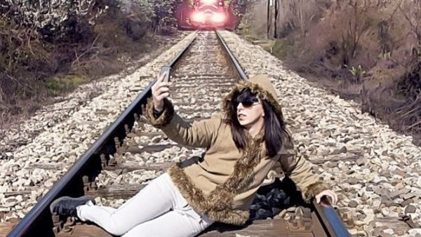 صدمها القطار..صورة سيلفي على سكة حديد تنهي حياة امرأة بطريقة مرعبة