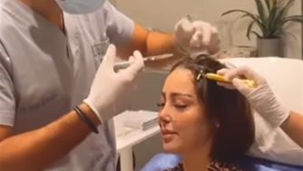 انتي بتعملي إيه؟..بسمة بوسيل زوجة تامر حسني تثير الجدل بحقنة في رأسها | فيديو