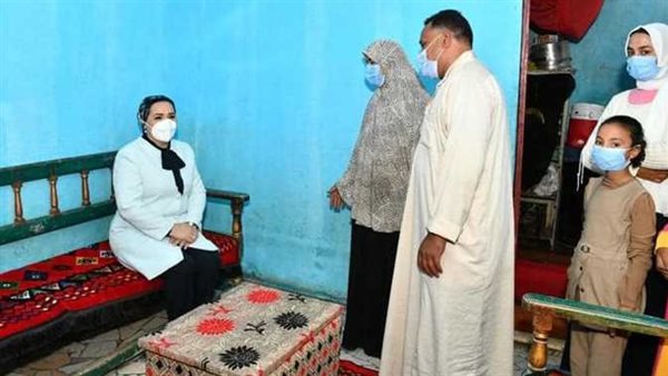 «قالت لي: أنا أختك».. نزيه وزوجته يكشفان كواليس زيارة انتصار السيسي لمنزلهما | شاهد