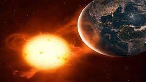 عواصف شمسية تصهر لحوم البشر.. علماء يحذرون من دمار الأرض واقتراب نهاية العالم 