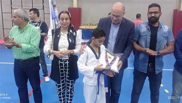 رئيس نادي الاوليمبي السكندري يكرم ابطال خماسي حديث السباحة وابطال التايكوندو