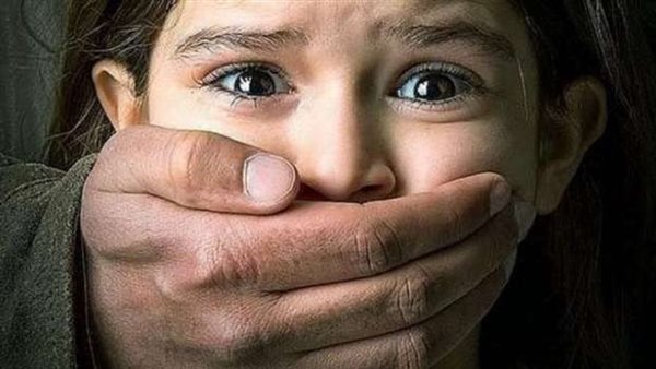 كنت بعلِّمها السواقة.. تفاصيل القبض على مُسن تحرَّش بطفلة خلال عودتها من المدرسة