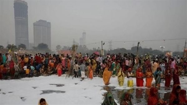 الغطس في رغوة سامة.. مشاهد صادمة لاحتفال الهندوس بمهرجان ديني | شاهد