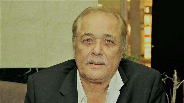 نمت في الشوارع وكنت ببيع جرايد.. كيف كانت حياة الراحل محمود عبدالعزيز قبل التمثيل؟ | فيديو