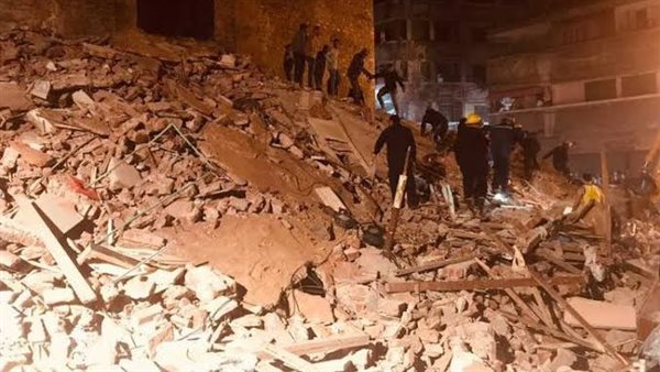 حصل زي انفجار قنبلة.. شهود عيان يروون لحظات الرعب أثناء انهيار عقار روض الفرج 