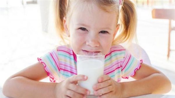 سلاح ذو حدين..هذا ما يحدث لجسم طفلك عند شرب الحليب ليلا