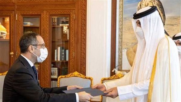 أثناء تقديم أوراق اعتماده..ماذا طلب أمير قطر من سفير مصر ؟ 