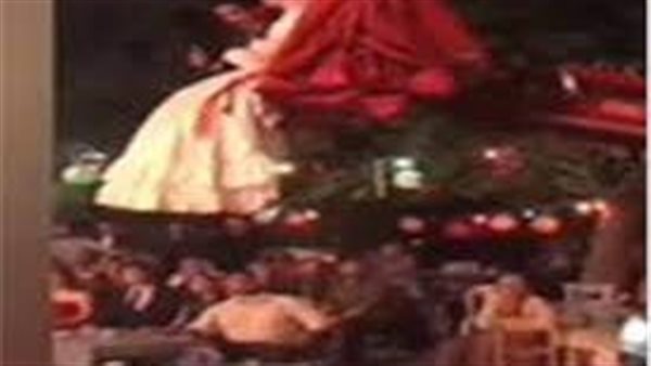 أمام المعازيم.. لحظة سقوط عريس وعروس أثناء دخولهما على أرجوحة|فيديو