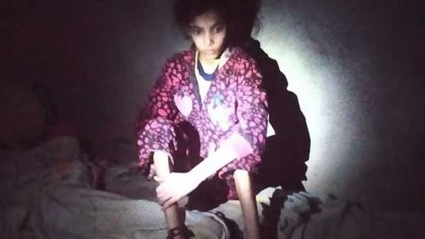 قيدها بجنزير في السرير.. أب يحتجز طفلته داخل منزل مهجور لمدة 3 سنوات بالدقهلية | فيديو