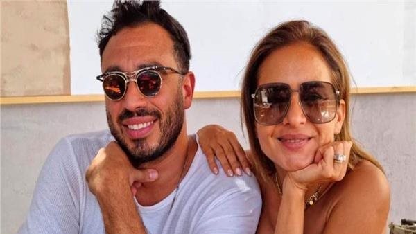 إيه المهزلة دي!.. زوج نيللي كريم ينفعل على معجبيها بمهرجان قرطاج | فيديو