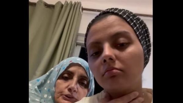 خفة دم تقلها ملايين.. والدة مي البنا في خناقة مع ابنتها: عايزين حد يلبسك | فيديو