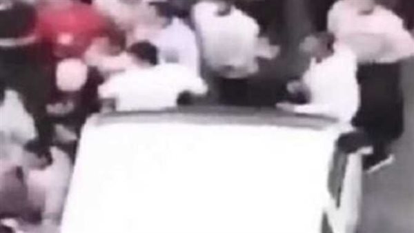 فيديو صادم..مدير يدهس موظفيه بالسيارة لمطالبتهم برواتبهم | شاهد