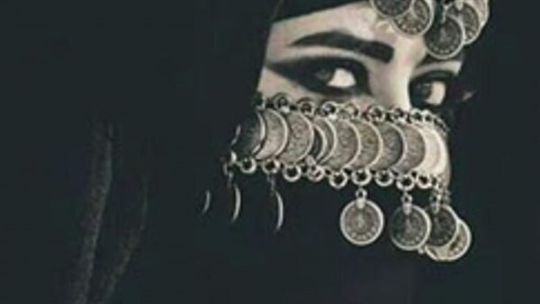 قل للمليحة.. قصة الناسك المتعبد مع تاجر اشتكى إليه من تعثر بيع الخمار الأسود | فيديو