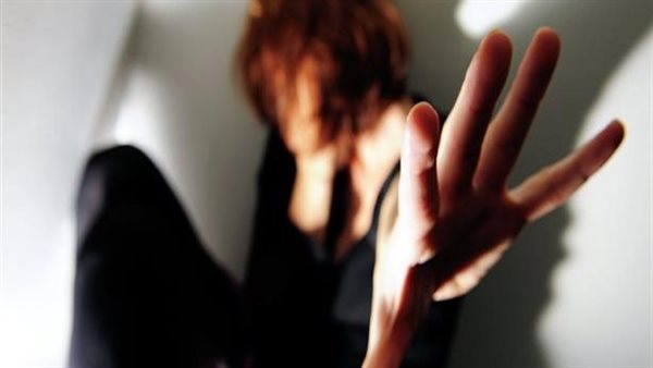 جلسة تصوير بالملابس الداخلية.. صاحب مصنع يحاول اغتصاب موديل في الجيزة