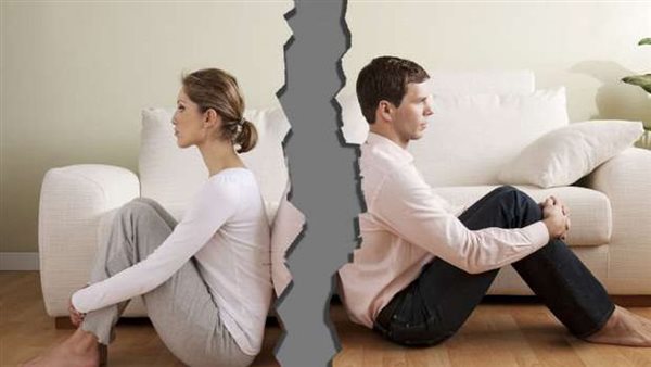 أكبر مني بـ10 سنين وبتضحك بطلوع الروح.. شاب يقيم أغرب دعوى نشوز على زوجته