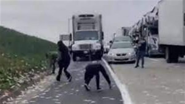 لقطات لا تصدق.. السماء تمطر دولارات والسائقون يتركون سياراتهم لجمعها | فيديو