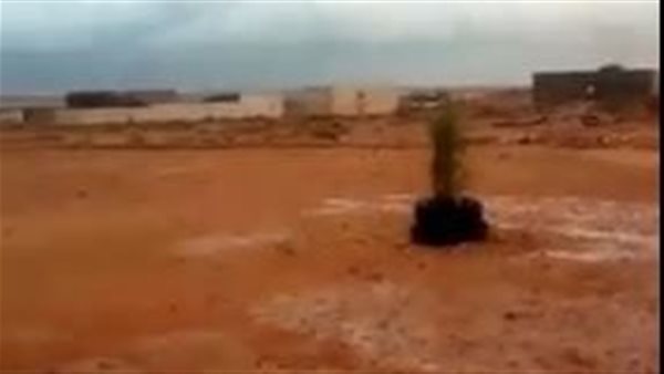 لقطات صادمة..البرق يصعق طفلا أثناء تصوير الأمطار في صحراء مطروح | فيديو