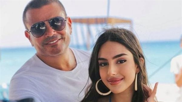 عندها 20 سنة وبتغني بالإنجليزي..حكاية الحسناء التي ظهرت مع عمرو دياب | شاهد