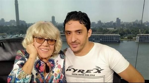 الحب يصنع المعجزات..الشاب المصري وزوجته العجوز البريطانية يلتقيان بعد غياب سنة | شاهد 