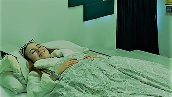 بسبب محاضرة الـ 9 صباحًا.. طالبة تصطحب مرتبة السرير إلى الجامعة لإكمال نومها | فيديو