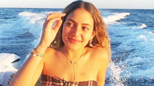 جواز ولا هالوين..كنزي دياب تثير الجدل مرة مع شاب وأخرى بطرحة زفاف | شاهد