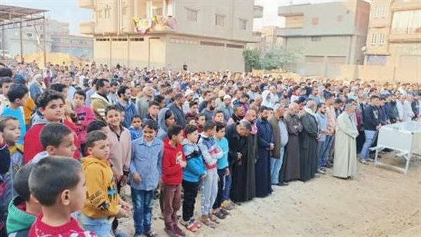 بمشاركة تلاميذه..جنازة مهيبة لمدرس توفي في طابور الصباح بالدقهلية | فيديو