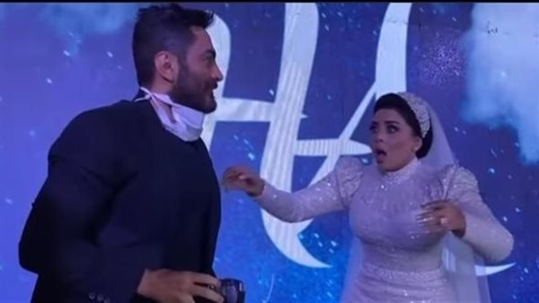 «اتنكر وعمل نفسه مصور»..تامر حسني يفاجئ البلوجر آية مكرم في فرحها | شاهد 