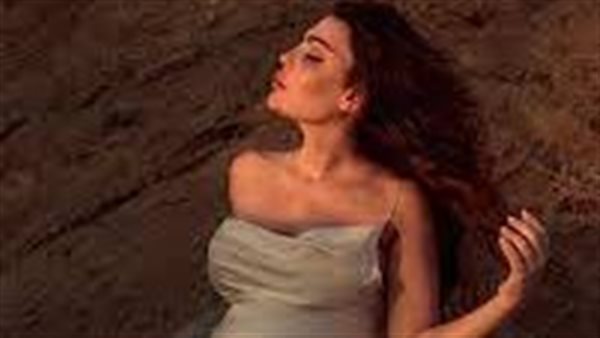 طفل ثاني بدون أب..قمر اللبنانية تثير الجدل وترفض الكشف عن هوية والد طفليها | شاهد